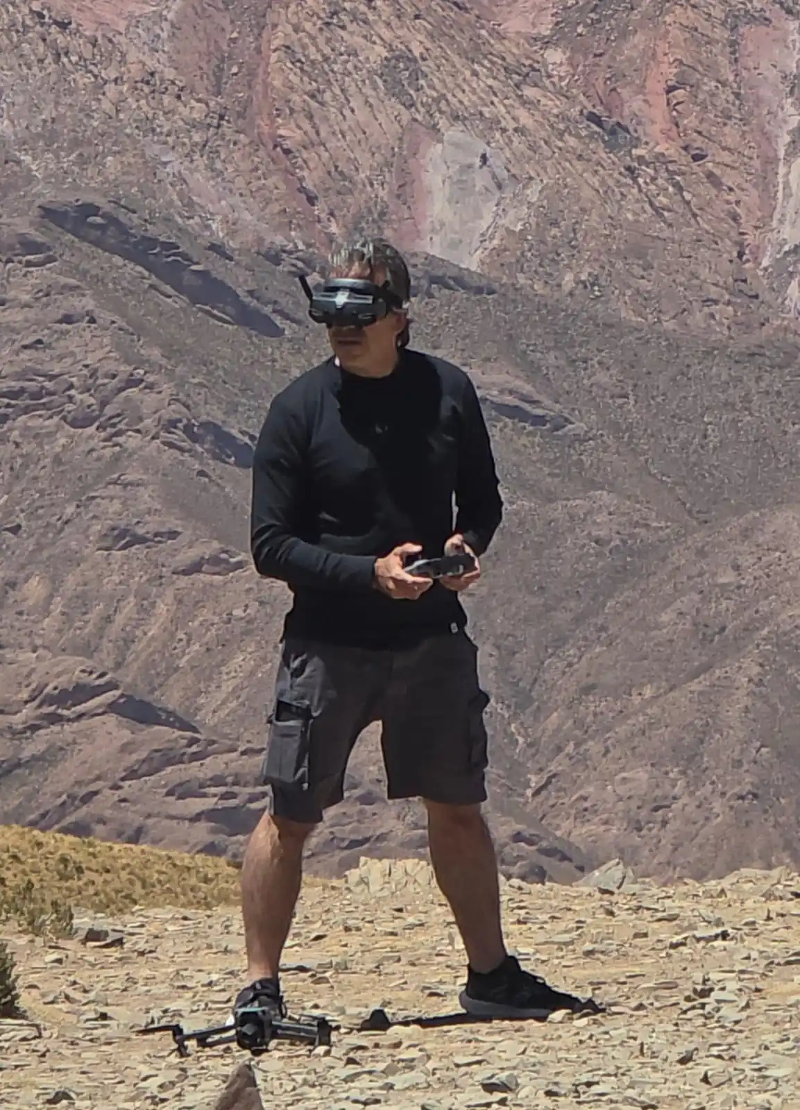 Adrián Jiménez volando su dron FPV en la montaña